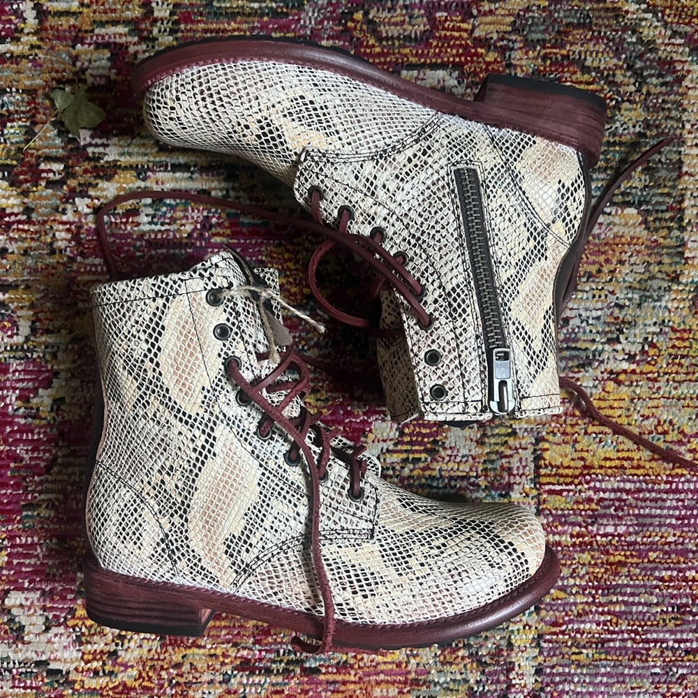 ** sold ** Freebird white snake multi Manchester size 11